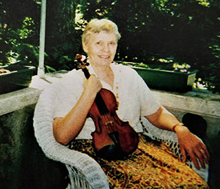 Else on her balcony with violin